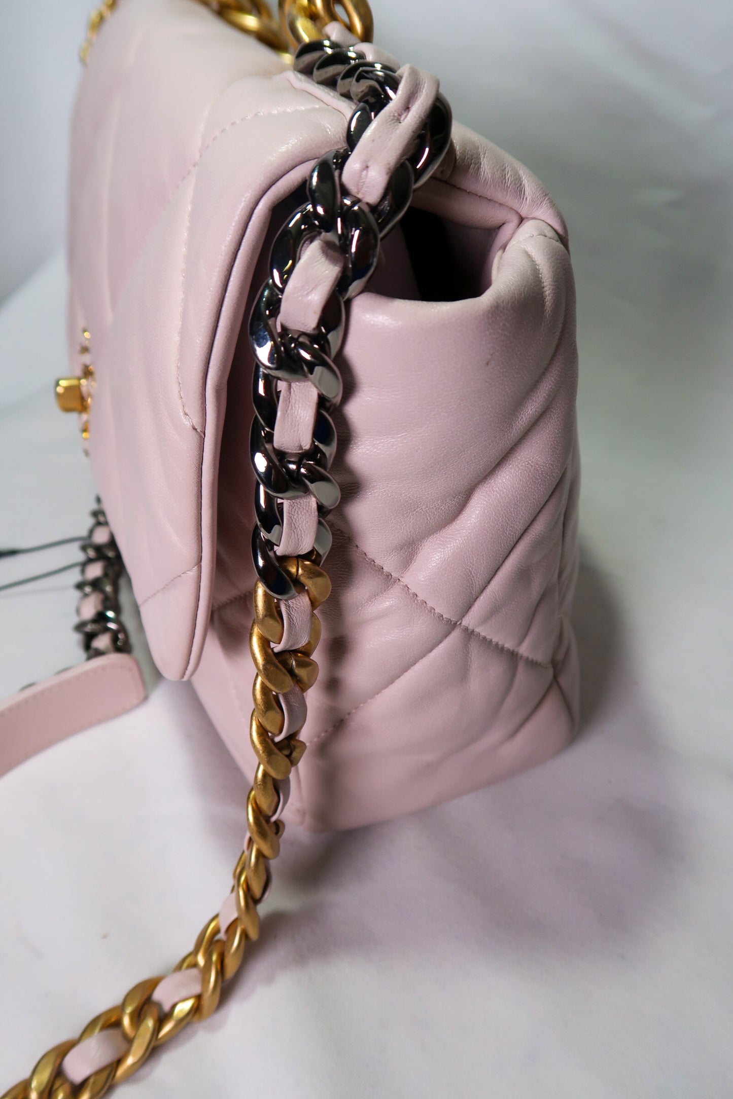 Chanel 19 Flap Bag Agneau Brillant Violet Clair