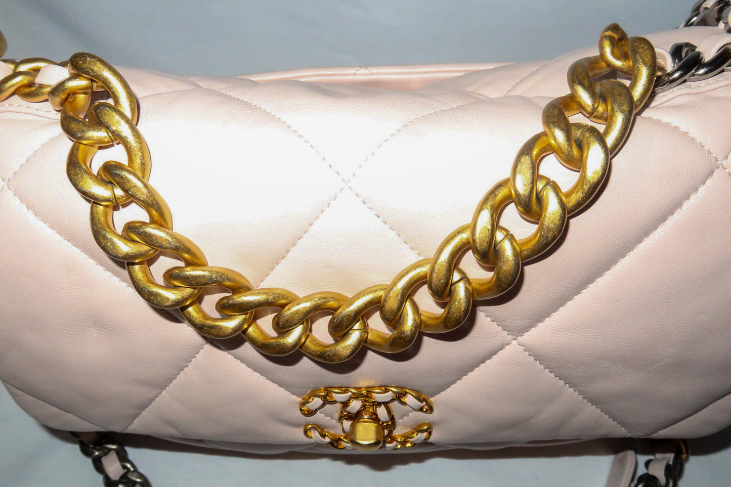 Chanel 19 Flap Bag Agneau Brillant Violet Clair