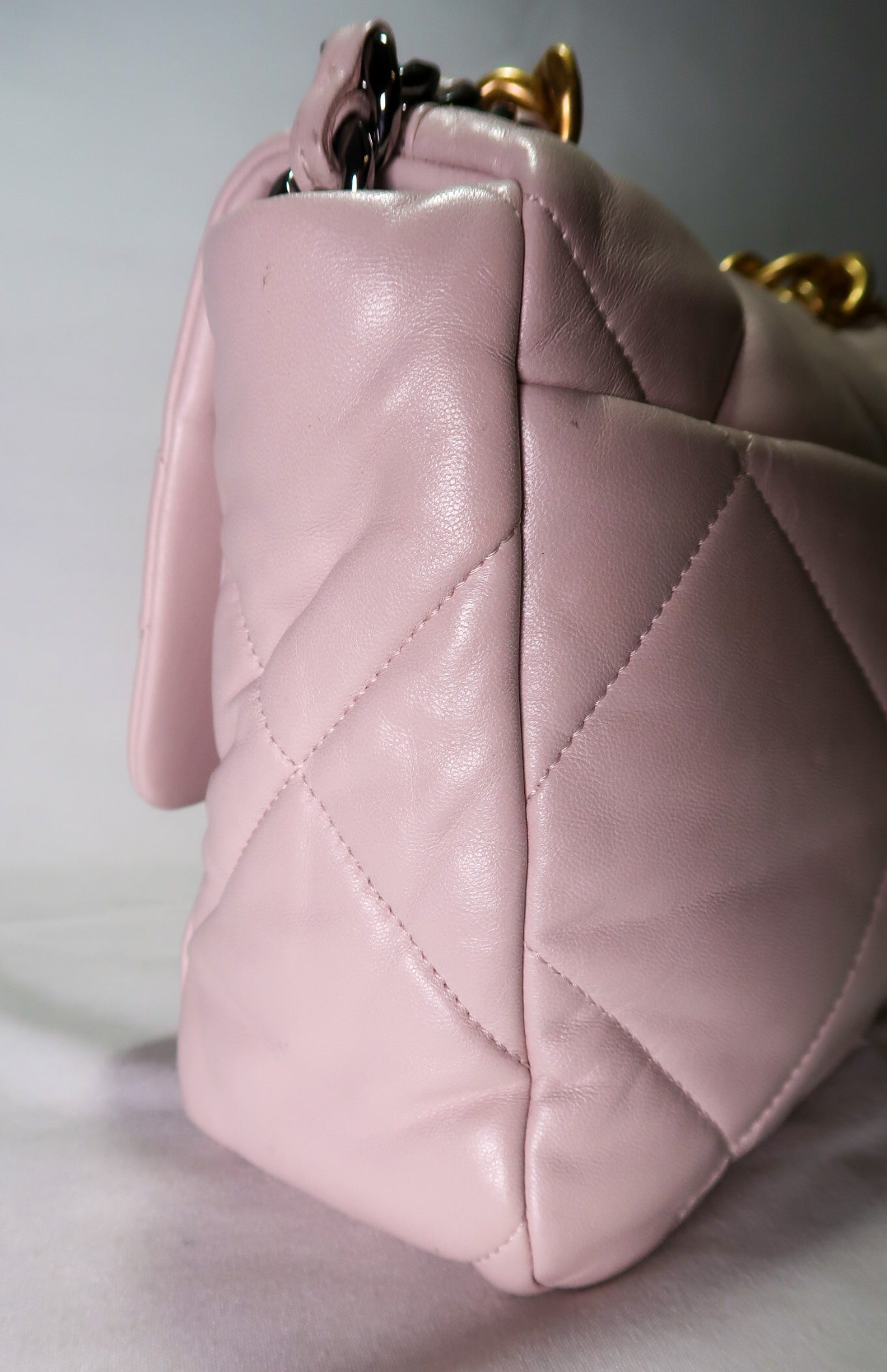 Chanel 19 Flap Bag Agneau Brillant Violet Clair