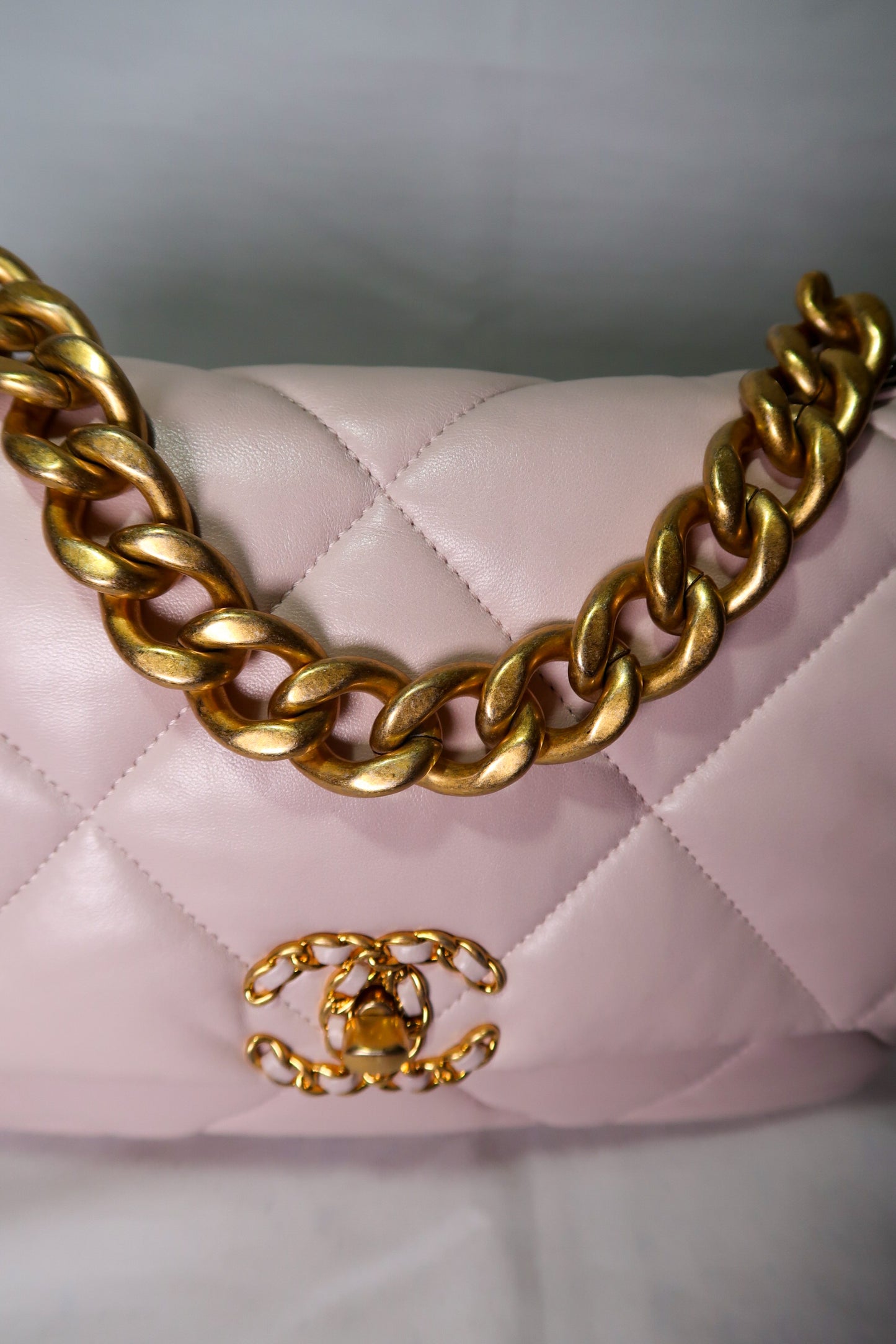 Chanel 19 Flap Bag Agneau Brillant Violet Clair