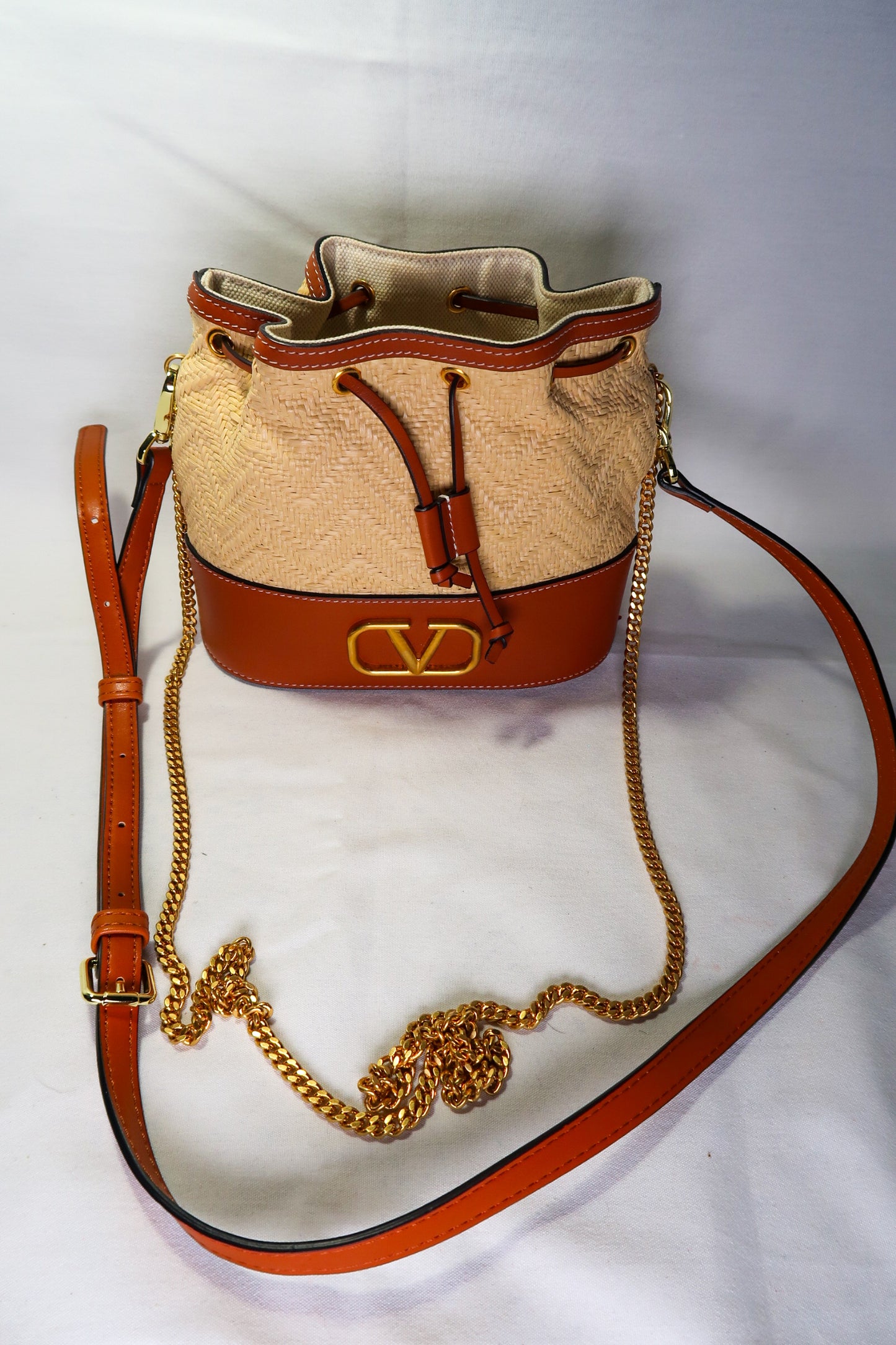 Valentino Garavani Raffia Calfskin Vlogo Drawstring Shoulder Bag Naturale Saddle Brown