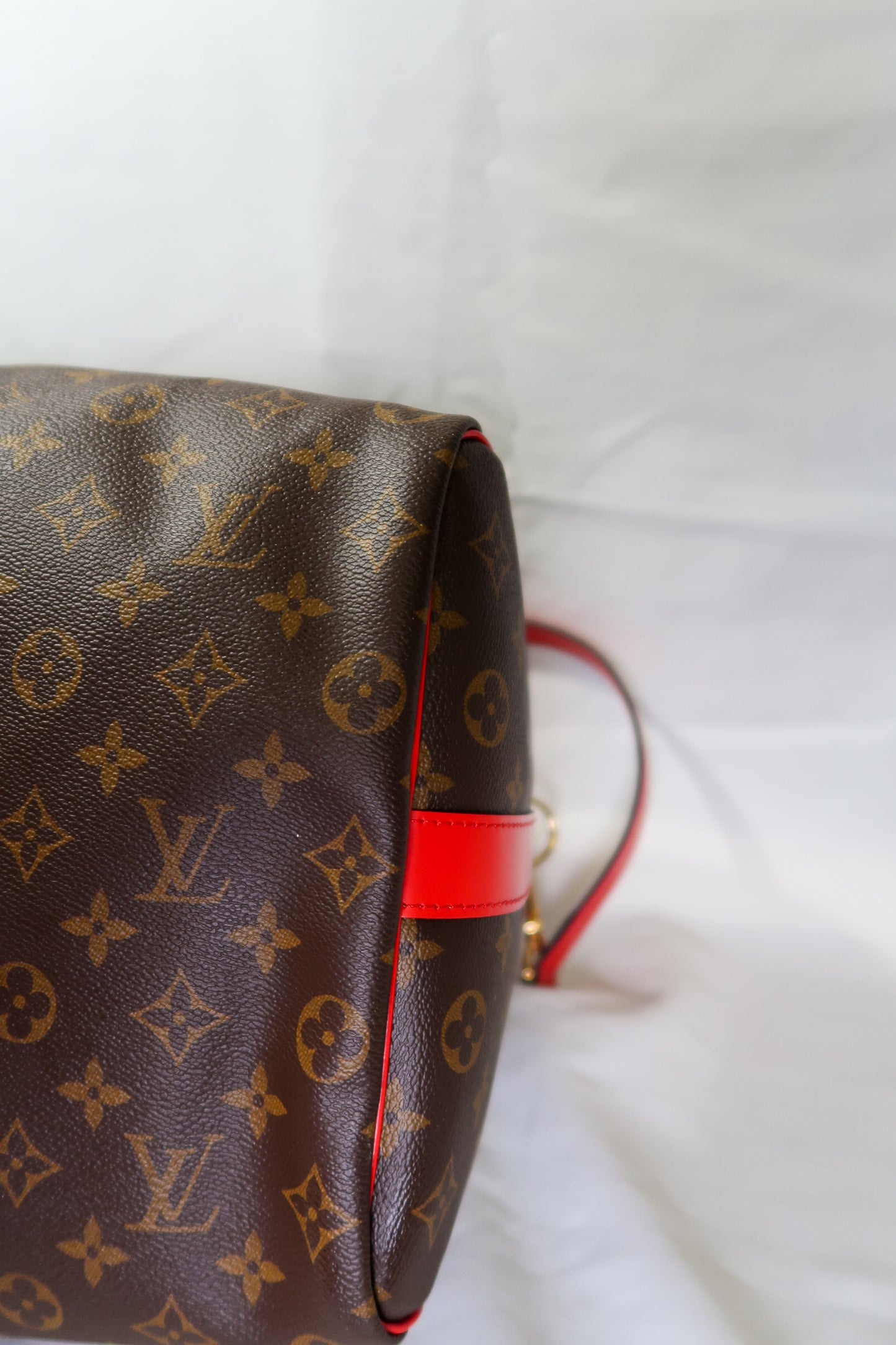 Louis Vuitton Keepall Bandoulière 50 – Monogram Canvas with Red Leather Trim